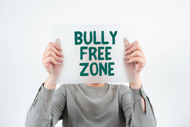 Sign displaying Bully Free Zone, Concept meaning Be respectful to other bullying is not allowed here Woman Holding Banner And Promoting The Company Brand To Achieve Goals. - Foto, afbeelding