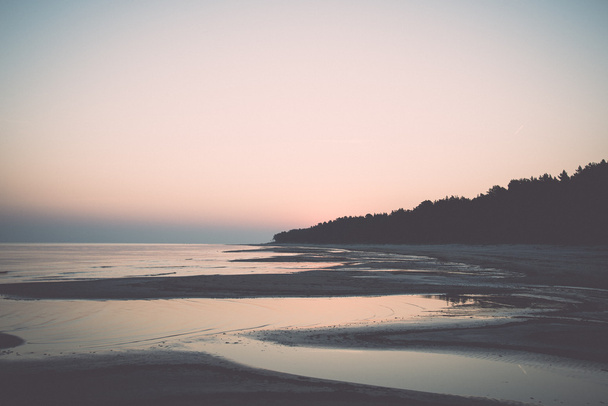 пляжний краєвид з піском і перспективою ретро, вінтажний
 - Фото, зображення