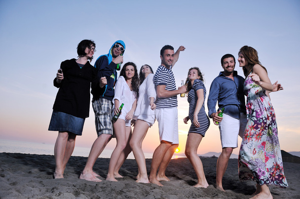 Gruppo di giovani godere di festa estiva in spiaggia
 - Foto, immagini