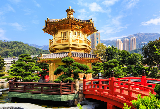 Kultainen paviljonki absoluuttisen täydellisyyden Nan Lian Garden Chi
 - Valokuva, kuva