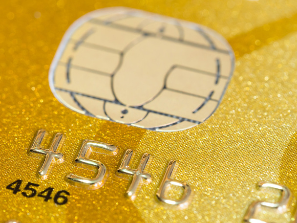 Gouden creditcard met micro-chip selectieve aandacht - Foto, afbeelding