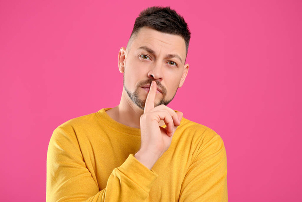 Man in casual outfit on pink background - Foto, Bild