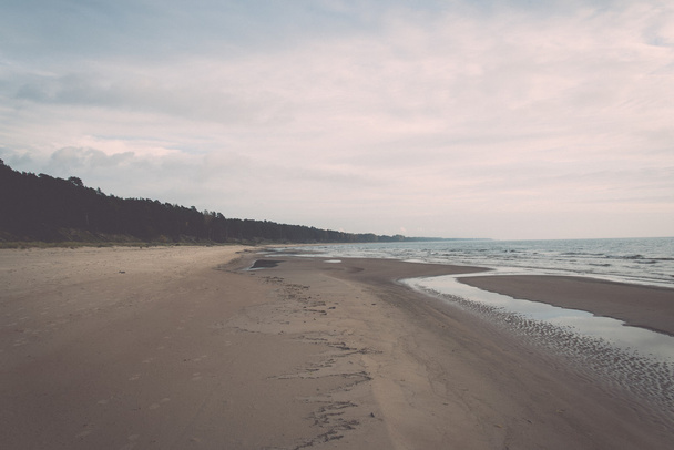Kustlijn van Baltische Zee strand met rotsen en duinen - retro, - Foto, afbeelding