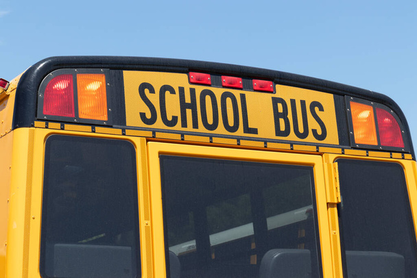 Школьная площадка в ожидании студентов. Школьные автобусы - эффективный способ передвижения в сельских округах. - Фото, изображение
