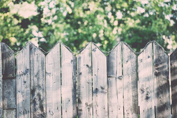 vintage üstte - retro, dikenli tel ile eski ahşap çit - Fotoğraf, Görsel