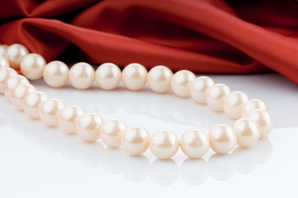 Collar de perlas sobre fondo satinado
 - Foto, Imagen