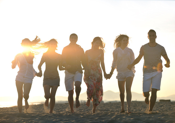 šťastný mladý skupina se bavit na pláži - Fotografie, Obrázek