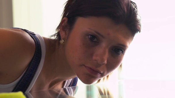 Hispanic meisje Maid op thuis doen klusjes schoonmaken glazen tafel - Video