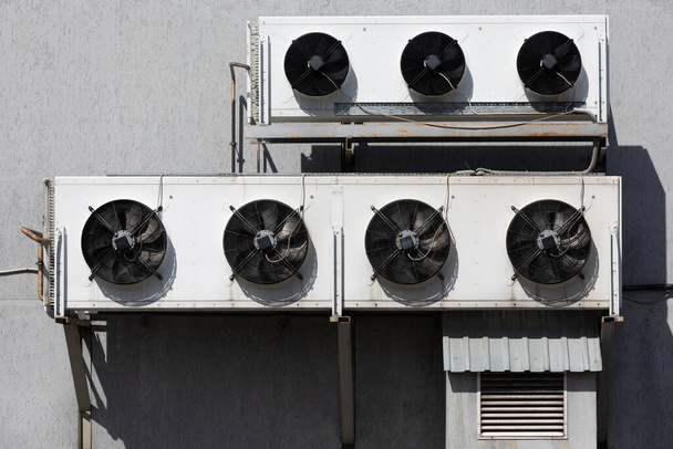 unidad de condensación industrial al aire libre de la unidad de aire acondicionado. - Foto, Imagen
