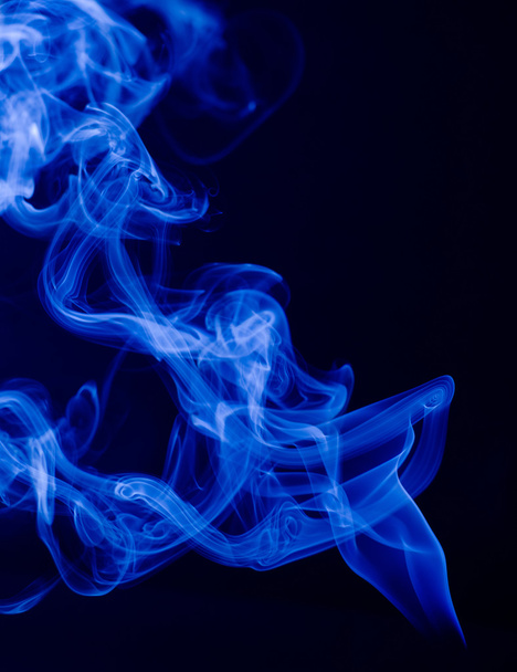 Abstract blue smoke on black background - Foto, afbeelding