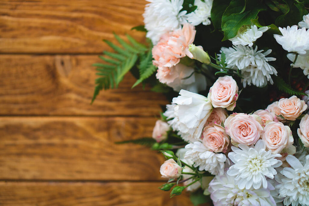 beautiful bouquets of flowers on the background of a wooden board - Foto, afbeelding