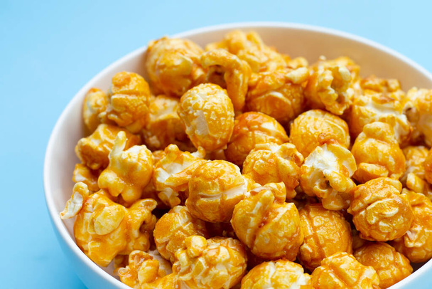 Honey caramel popcorn. Delicious snack - Foto, Imagem