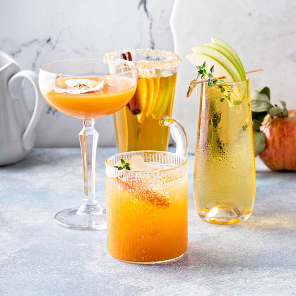 Variety of fall cocktails or mocktails made with apple cider in a light and bright setting, fall brunch drinks ideas - Fotoğraf, Görsel