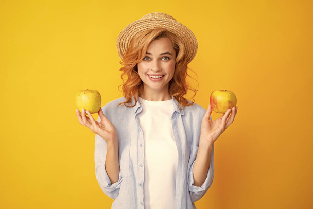 Bellissimo sorriso di giovane donna con mela in mano - Foto, immagini
