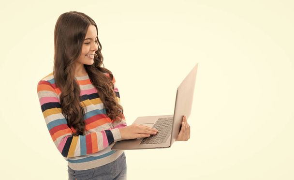 glücklich Kind Online-Bildung studieren Eingabe Schulblog oder überprüfen E-Mail auf dem Computer, der Schule. - Foto, Bild