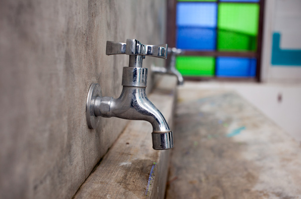 Fermare la goccia d'acqua dal rubinetto
 - Foto, immagini