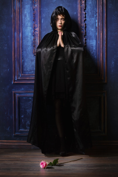 Erittäin kaunis nainen vampyyri rukoilee
 - Valokuva, kuva