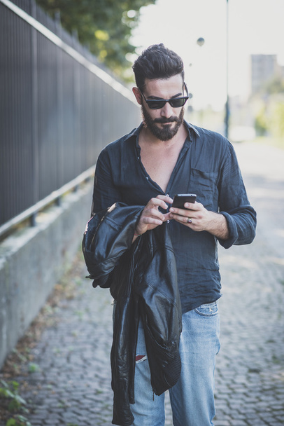 Bearded man using smartphone - Foto, Bild