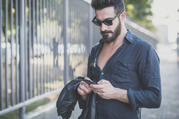 Hombre barbudo usando teléfono inteligente
 - Foto, Imagen
