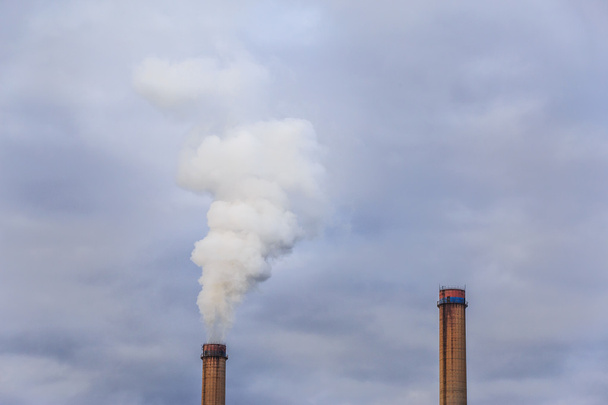 Βιομηχανικό τοπίο με στοίβες εργοστάσιο άνθρακα που κινούνται και καπνό - Φωτογραφία, εικόνα