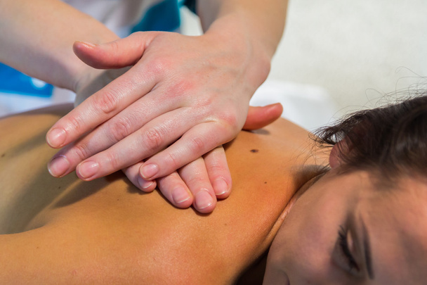 Giovane donna rilassante con massaggio alle mani
 - Foto, immagini