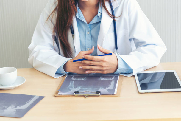 Close-up Hände von Ärztinnen mit Laptop, Tablet-PC arbeitenden medizinischen Klinik suchen CAT-Scan-Röntgenfilm. Ärztinnen schreiben verschreibungspflichtige medizinische Labor Krankenhaus. Ernte asiatische Frauen arbeiten Arzt Büro Schreibtisch - Foto, Bild