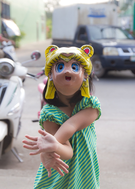 Petite fille portant un masque de super-héros
 - Photo, image