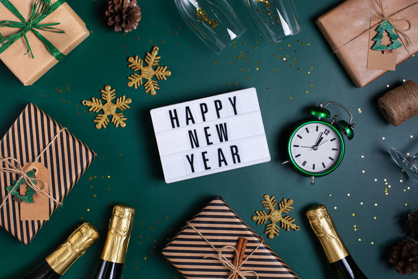 Новогодний узор с бокалами для шампанского, бутылками и безвкусными сувенирными коробками ручной работы. Вид сверху - Фото, изображение