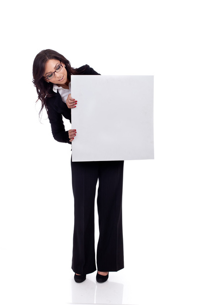 Красивая деловая женщина держит чистый рекламный щит
 - Фото, изображение