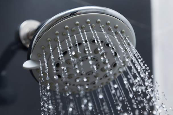 Cabezal de ducha en el baño con gotas de agua - Foto, Imagen