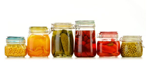 Üvegek, pácolt zöldségek és gyümölcsös kompótot, fehér - Fotó, kép