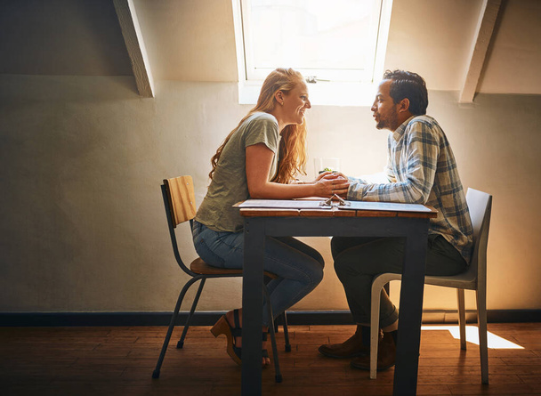 Something tells me Im going to love you forever. a young couple spending time together at a cafe - Foto, imagen
