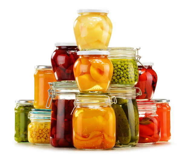 Gläser mit eingelegtem Gemüse, fruchtigen Kompotten und Marmeladen isoliert  - Foto, Bild