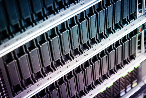 Fila de discos duros utilizados para el almacenamiento de datos en el centro de datos de Internet - Foto, imagen