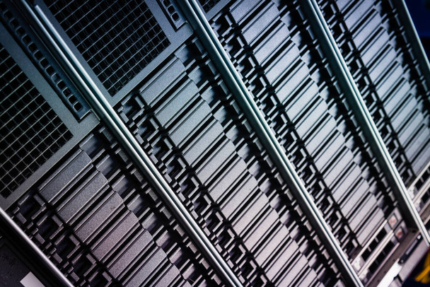 Fila de discos rígidos usados para armazenamento de dados no data center da internet - Foto, Imagem