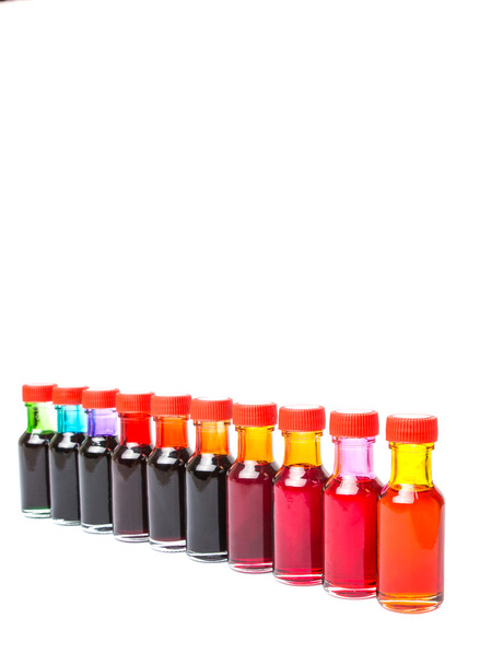 Διαφορετικό χρώμα ποικιλία τροφίμων σε υγρή μορφή πρόσθετων χρωμάτων πάνω από το λευκό φόντο - Φωτογραφία, εικόνα