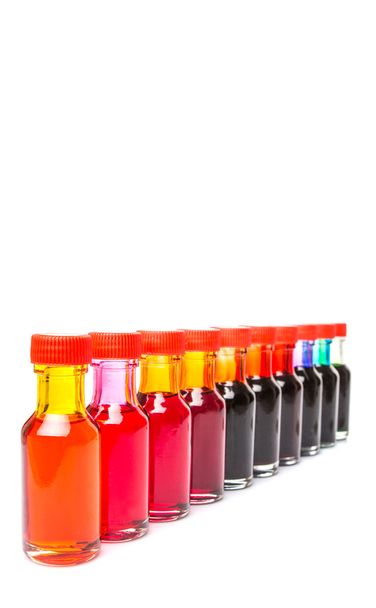 Diferente variedade de cores de aditivos de cor de alimentos líquidos sobre fundo branco
 - Foto, Imagem