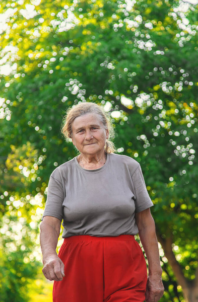 grandma is walking down the road. Selective focus. Nature. - Foto, imagen