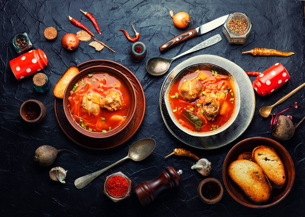 ボルシチ-ビートと肉を基にした熱いスープ。赤ボルシチ、ロシア料理の伝統的な料理 - 写真・画像