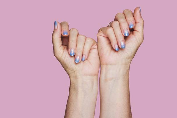 Синий зимний дизайн ногтей на розовом фоне - Фото, изображение