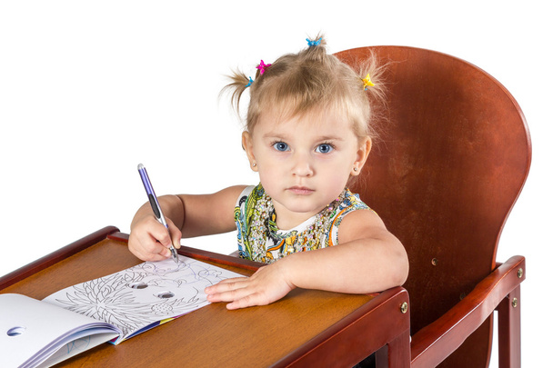 Little girl draws sitting at table - Fotografie, Obrázek