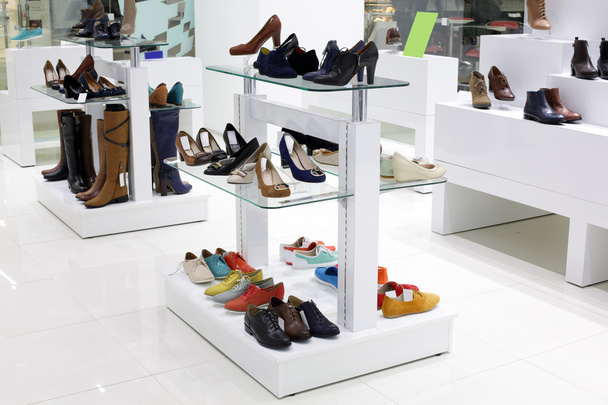 интерьер обувного магазина в современном европейском торговом центре
 - Фото, изображение