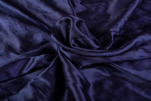 Блестящая шелковая ткань в голубом цвете делает фон. - Фото, изображение