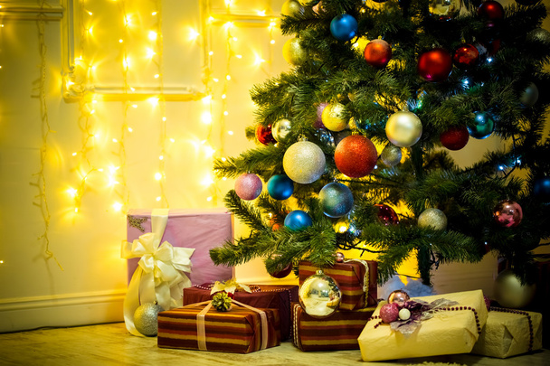 Christmas tree with gifts - Фото, зображення