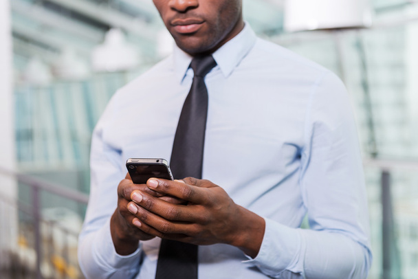Africano homem de camisa e gravata de texto no telefone
 - Foto, Imagem