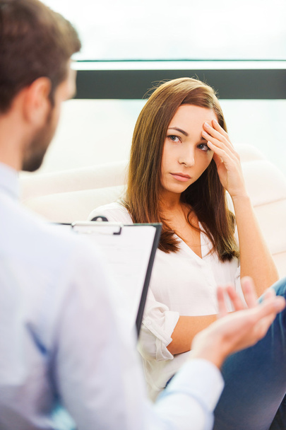 Worried young woman and male psychiatrist - Фото, зображення