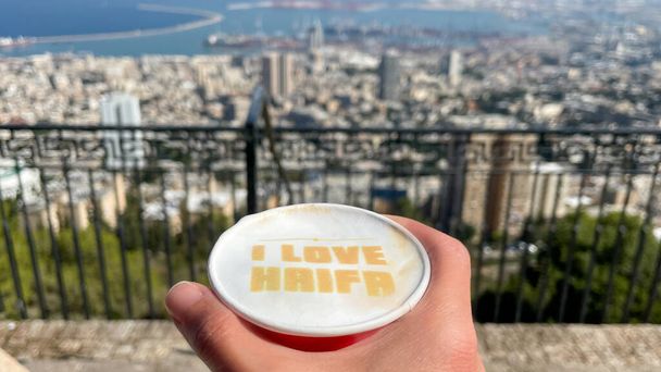 Szeretem HAIFA egy csésze kávét, és a kilátás Haifa város a háttérben. - Fotó, kép