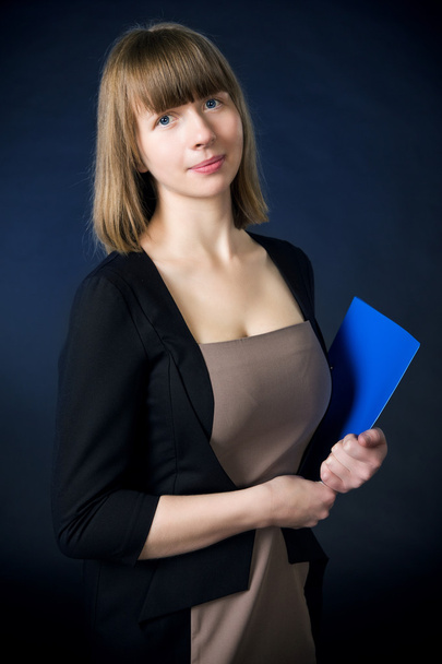 Γυναίκα με φάκελο στο επαγγελματικό κοστούμι - Φωτογραφία, εικόνα