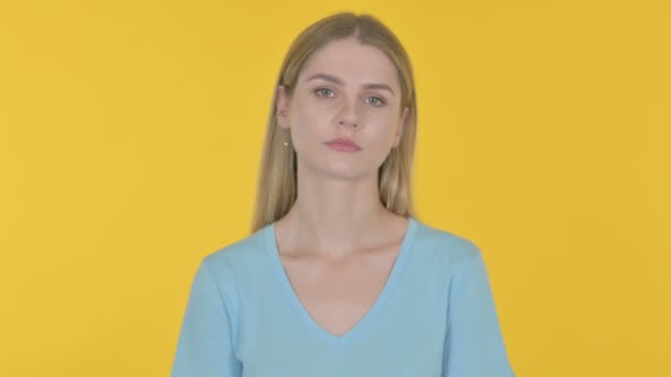 Випадкова молода жінка трясе голову у відмові на жовтому тлі
  - Кадри, відео