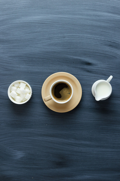 Taza de café, azúcar y tarro de leche
 - Foto, imagen